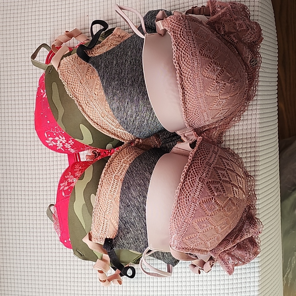 6 Diferent brand bras.Victorias secret. Pink and Adrianne